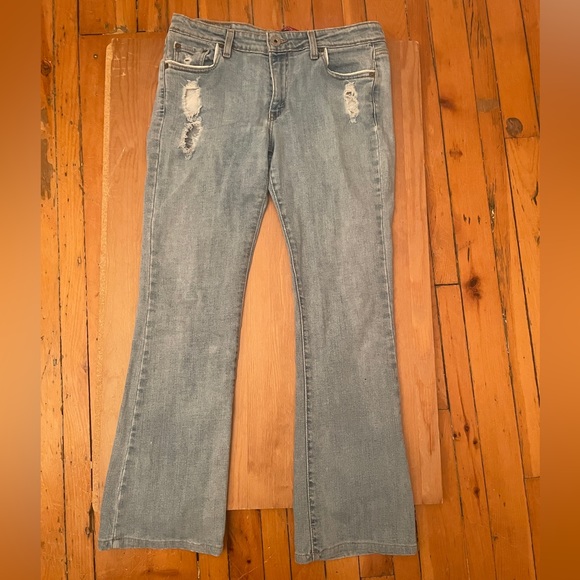 Levi’s Jean, super low, size 11 but fit smaller - Picture 3 of 4